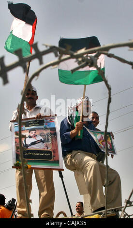 Oct 01, 2007 - Gaza City, Palestinian Territories - Palestinians wave their country's Fatah's flag they wait for relatives released from Israeli prisons, at the Erez crossing, northern Gaza Strip. Israel was to release 87 Palestinian prisoners today as a goodwill gesture to president Mahmud Abbas du Stock Photo