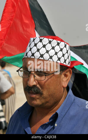 Oct 01, 2007 - Gaza City, Palestinian Territories - Palestinians wave their country's Palestinian's flag they wait for relatives released from Israeli prisons, at the Erez crossing, northern Gaza Strip. Israel was to release 87 Palestinian prisoners today as a goodwill gesture to president Mahmud Ab Stock Photo