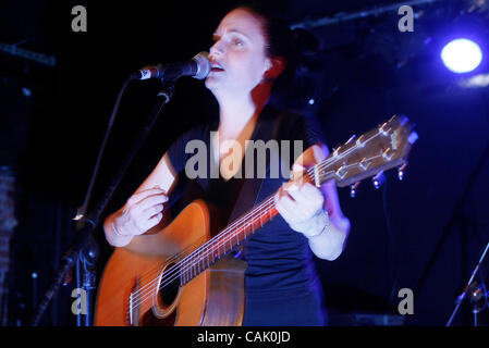 Nina Nastasia performing with Jim White (drums) at Mercury Lounge on ...