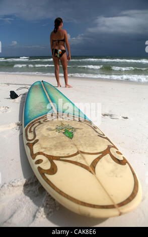 Sep 24, 2007 - Perdido Key, Florida, USA - A young woman checking the surf as her longboard sits on the beach. (Credit Image: © Marianna Day Massey/ZUMA Press) Stock Photo