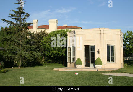 Sep 03, 2007 - Newport Coast, CA, USA - Situated between Newport Beach and Laguna Beach along the california coastline, Pelican Hill in Newport Coast is the premiere resort style living for the uber wealthy.  Pictured:  A pool house at a mansion estate home in Pelican Hill. (Credit Image: © Camilla  Stock Photo