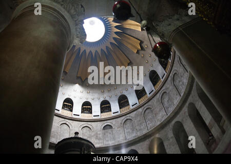 Sunlight flows in from a window in the ceiling of the Rotunda above the tomb of Jesus in the Church of the Holy Sepulchre. Jerusalem, Israel. 5-Apr-2012. Stock Photo