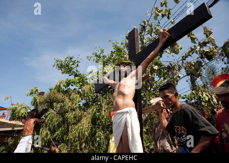 Cebu City, Philippines, Good-Friday, 6.April 2012: Gilbert Bargayo, being nailed to the cross for the 17th Good Friday. Stock Photo