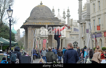 Brighton, UK.  Hitting the high notes a busker playing a violin performs on a tightrope during the Easter weekend Stock Photo