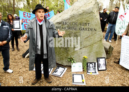 London, UK. 08/04/2012. Roma, Travellers and Gypsies lay flowers at the Holocaust memorial in Hyde Park to commemorate Roma killed during the Holocaust and to protest anti-Roma racism. 8th April marks Roma Nation Day. Stock Photo