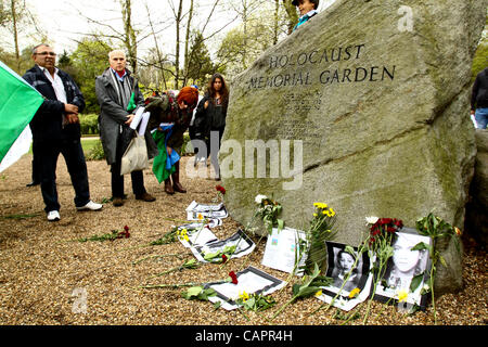 London, UK. 08/04/2012. Roma, Travellers and Gypsies lay flowers at the Holocaust memorial in Hyde Park to commemorate Roma killed during the Holocaust and to protest anti-Roma racism. 8th April marks Roma Nation Day. Stock Photo