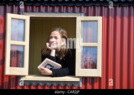 Author Tracy Chevalier in a Plankbridge shepherd hut, UK Stock Photo