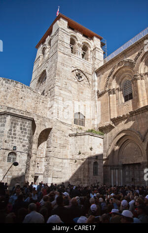 Eastern Orthodox Christian pilgrims await the opening of the doors to the Church of the Holy Sepulchre on Holy and Great Friday. Jerusalem, Israel. 13-Apr-2012.Credit : © Nir Alon / Alamy Live News Stock Photo
