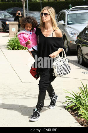 LOU KLUM & HEIDI KLUM HEIDI KLUM SIGHTING LOS ANGELES CALIFORNIA USA 14 April 2012 Stock Photo