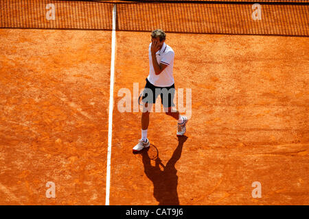 Monte Carlo, Monaco. 19 April, 2012. Julien Benneteau retired hurt at 6-5 down in the first set in action against Andy Murray during the 3rd Round at the Monte-Carlo Rolex Masters 2012 Stock Photo