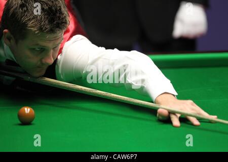 24.04.2012, Crucible Sheffield. Betfred.com World Snooker Championship. Ryan Day in action against Ding Junhui Stock Photo