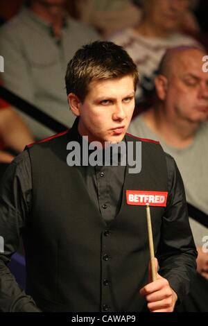 25.04.2012, Sheffield, England. Ryan Day grimaces during the World Snooker Championship from the Crucible Theatre. Stock Photo