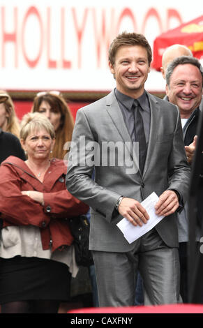 JEREMY RENNER SCARLETT JOHANSSON STAR ON THE HOLLYWOOD WALK OF FAME HOLLYWOOD LOS ANGELES CALIFORNIA USA 02 May 2012 Stock Photo