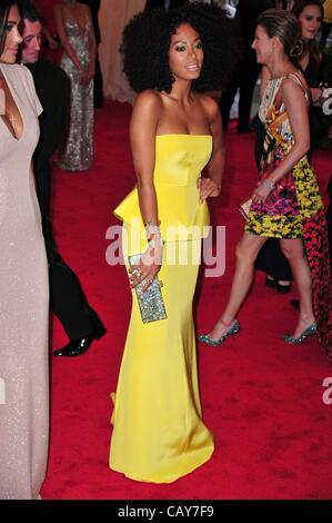 Rachel Roy, Solange Knowles at arrivals for Schiaparelli and Prada: Impossible Conversations - Metropolitan Museum of Art's 2012 Costume Institute Gala Benefit - Part 2, Metropolitan Museum of Art, New York, NY May 7, 2012. Photo By: Gregorio T. Binuya/Everett Collection Stock Photo