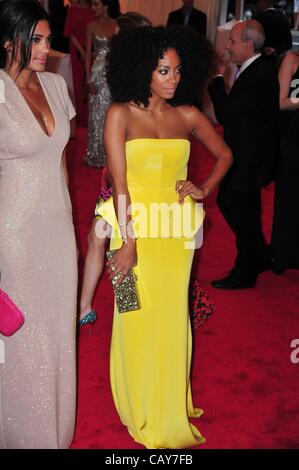 Rachel Roy, Solange Knowles at arrivals for Schiaparelli and Prada: Impossible Conversations - Metropolitan Museum of Art's 2012 Costume Institute Gala Benefit - Part 2, Metropolitan Museum of Art, New York, NY May 7, 2012. Photo By: Gregorio T. Binuya/Everett Collection Stock Photo