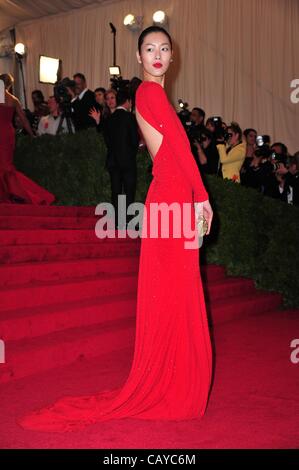 Liu Wen at arrivals for Schiaparelli and Prada: Impossible Conversations - Metropolitan Museum of Art's 2012 Costume Institute Gala Benefit - Part 6, Metropolitan Museum of Art, New York, NY May 7, 2012. Photo By: Gregorio T. Binuya/Everett Collection Stock Photo