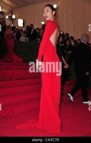 Liu Wen at arrivals for Schiaparelli and Prada: Impossible Conversations - Metropolitan Museum of Art's 2012 Costume Institute Gala Benefit - Part 6, Metropolitan Museum of Art, New York, NY May 7, 2012. Photo By: Gregorio T. Binuya/Everett Collection Stock Photo