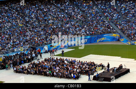 Former San Diego Chargers quarterback Dan Fouts watches during pregame  warmups of a NFL football game Sunday Nov. 15, 2009 in San Diego. (AP  Photo/Denis Poroy Stock Photo - Alamy