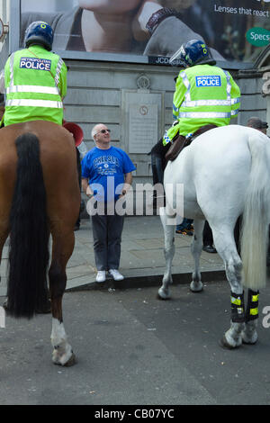 Stamford Bridge-London.  Sunday 13 May, 2012. Metropolitan Mounted Police on duty to provide pre match security at a Premier league fixture between Chelsea FC and Blackburn Rovers FC.  May 13 is the final day of the English premier league season. Stock Photo