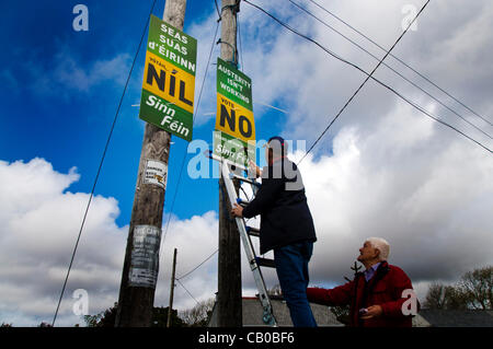 May 14th 2012 Ardara, County Donegal,Ireland. Sinn Fein posters in Gaelic and English urging a No Vote in the forthcoming referendum on Europe's new fiscal treaty held on May 31st 2012. Photo by:Richard Wayman/Alamy Stock Photo