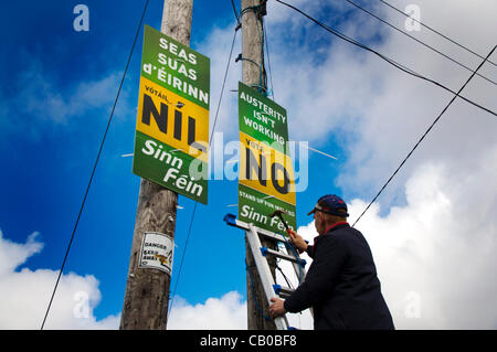 May 14th 2012 Ardara, County Donegal,Ireland. Sinn Fein posters in Gaelic and English urging a No Vote in the forthcoming referendum on Europe's new fiscal treaty held on May 31st 2012. Photo by:Richard Wayman/Alamy Stock Photo