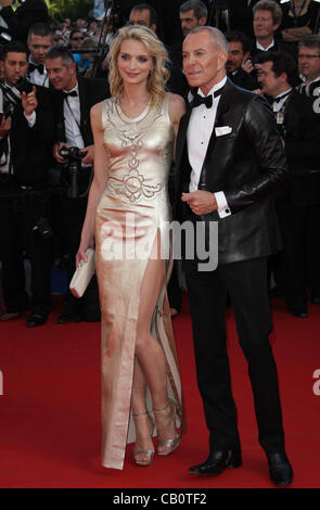 SARAH MARSHALL & JEAN-CLAUDE JITROIS THE MOONRISE KINGDOM PREMIERE & OPENING NIGHT CANNES FILM FESTIVAL 2012 PALAIS DES FESTIVA Stock Photo