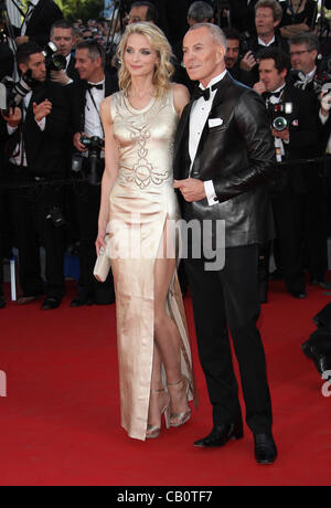 SARAH MARSHALL & JEAN-CLAUDE JITROIS THE MOONRISE KINGDOM PREMIERE & OPENING NIGHT CANNES FILM FESTIVAL 2012 PALAIS DES FESTIVA Stock Photo