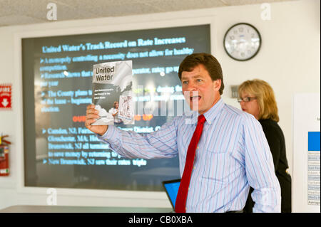 Speaking against Nassau County Executive’s Plan to Privatize Sewage Treatment Plants are County Legislator Dave Denenberg (Democrat) at left, and civic leader Claudia Borecky, at right, on Wednesday, May 16, 2012, at Bellmore Library, New York, USA. Borecky, a member of We the People Save our Waters Stock Photo