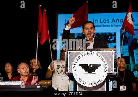 May 19, 2012 - Bakersfield, CA, USA -  With UFW President Arturo Rodriguez looking on, Los Angeles Mayor Antonio Villaraigosa speaks to the delegates at the United Farm Workers' 50th Anniversary Convention. Some 2,000 delegates and supporters gathered to continue working on the legislative agendas a Stock Photo
