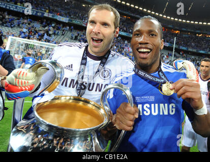 19.05.2012. Munich, Germany. Chelsea's Petr Cech(L) and Didier Drogba celebrate with the trophy after the UEFA Champions League soccer final between FC Bayern Munich and FC Chelsea at Football Arena M in Munich, Germany, 19 May 2012. Stock Photo