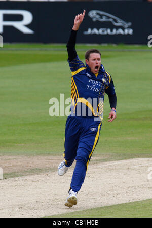 20.05.12 The Brit Oval, London, ENGLAND: Mitchell Claydon of Durham County Cricket celebrates the wicket of Jason Roy of Surrey County Cricket caught Phil Mustard of Durham County Cricket in action during Cldesdale Bank Pro40 between Surrey Tigers  and Durham Dynamos at The Brit Oval Stadium on May  Stock Photo