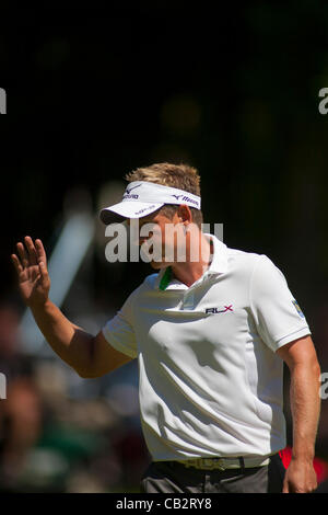 26.05.2012 Wentworth, England. Luke DONALD (ENG) acknowledges the crowd whilst competing in the third round of the European Tour BMW PGA Championship played at Wentworth Golf Course Mandatory credit Mitchell Gunn. Stock Photo