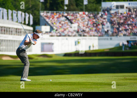 26.05.2012 Wentworth, England. Luke DONALD (ENG) plays a shot whilst competing in the third round of the European Tour BMW PGA Championship played at Wentworth Golf Course Mandatory credit Mitchell Gunn. Stock Photo