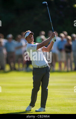 26.05.2012 Wentworth, England. Luke DONALD (ENG) plays a shot whilst competing in the third round of the European Tour BMW PGA Championship played at Wentworth Golf Course Mandatory credit Mitchell Gunn. Stock Photo