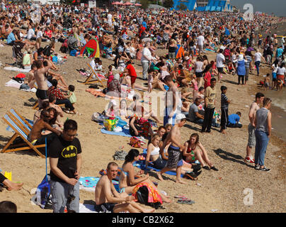 Southend, Essex, UK. Huge crowds gather under sunny blue skies on the beach at Southend on Sea to watch one of Europe's largest free air festival. Stock Photo