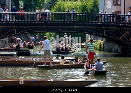 Cambridge, UK. 27/05/2012. The early summer continues in the University City of Cambridge with people flocking to Punt on the River Cam at the Quayside Stock Photo