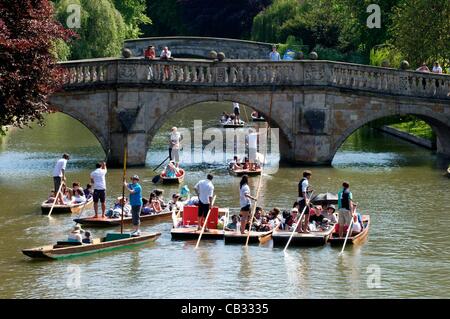 Cambridge, UK. 27/05/2012. The early summer continues in the University City of Cambridge with people flocking to Punt on the River Cam on the backs of Clare College Stock Photo