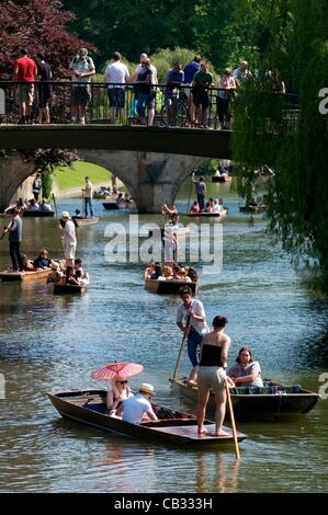 Cambridge, UK. 27/05/2012. The early summer continues in the University City of Cambridge with people flocking to Punt on the River Cam on the backs of Clare College Stock Photo