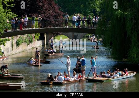 Cambridge, UK. 27/05/2012. The early summer continues in the University City of Cambridge with people flocking to Punt on the River Cam on the backs of Clare College Stock Photo