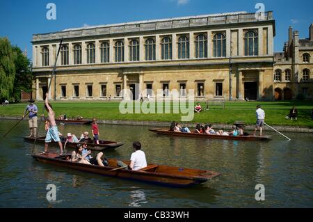 Cambridge, UK. 27/05/2012. The early summer continues in the University City of Cambridge with people flocking to Punt on the River Cam on the backs of Trinity  College Stock Photo