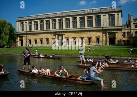 Cambridge, UK. 27/05/2012. The early summer continues in the University City of Cambridge with people flocking to Punt on the River Cam on the backs of Trinity  College Stock Photo