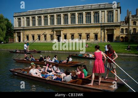 Cambridge, UK. 27/05/2012. The early summer continues in the University City of Cambridge with people flocking to Punt on the River Cam on the backs of Trinity  College Stock Photo