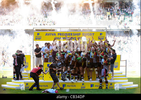 26.05.2012 Richmond, England. Harlequins celebrate victory in the Aviva Premiership Rugby Final between Harlequins and Leicester Tigers at Twickenham Stadium. Stock Photo