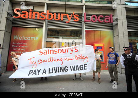 Monday 28th May 2012 Pay Up group hold their first direct action outside the Fetter Lane branch of Sainsbury's as they call on the company to pay workers a living wage.  Credit:  HOT SHOTS / Alamy Live News Stock Photo