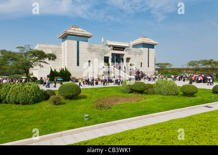 Exterior of the Terracotta Warriors Museum. The Terracotta Army of the ...