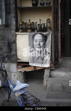 Chairman Mao Tse-Tung poster and traditional Chinese pots for sale tiny backstreet shop for sale Hutong area Beijing, China Asia Stock Photo