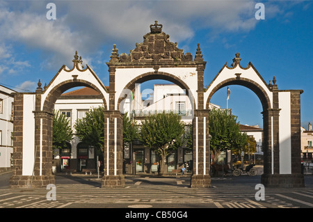 EUROPE PORTUGAL AZORES São Miguel Ponta Delgada city centre the original city gates (1792) Stock Photo