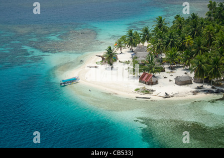 Aerial view of thatched houses and palm tree forest in archipelago. San Blas islands, Caribbean, Panama, Central America Stock Photo