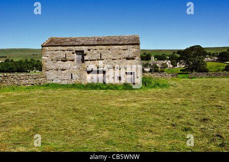 Stone barn in field near Askrigg,Wensleydale North Yorkshire Stock Photo