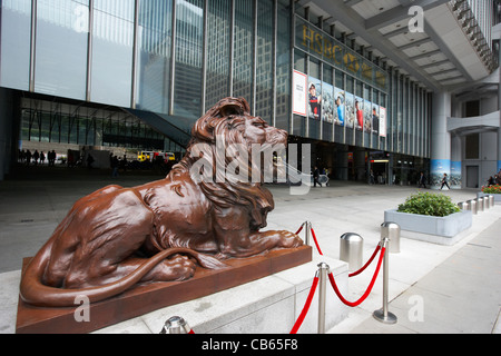 bronze lion stephen outside hsbc hong kong and shanghai banking corporation headquarters central district, hong kong island, hks Stock Photo